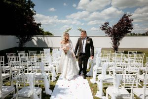 Mladi bračni par šeta držeći se za ruke nakon građanskog vjenčanja na otvorenom u Vili Paradiso u Bijeljini.